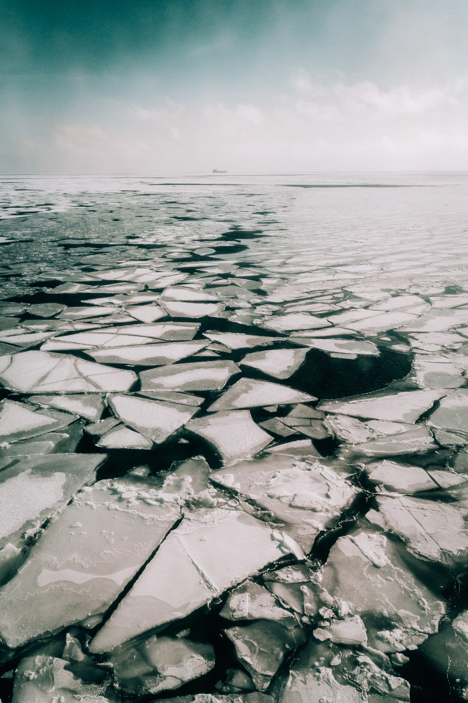 Nikon D7200 + Sigma 18-35mm F1.8 DC HSM Art sample photo. Ice on water photography