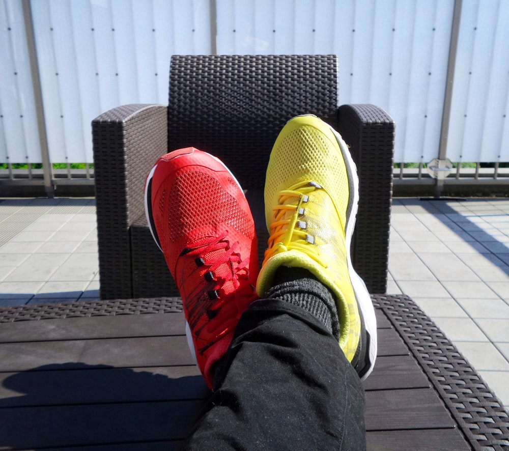 Par de zapatillas rojas y amarillas