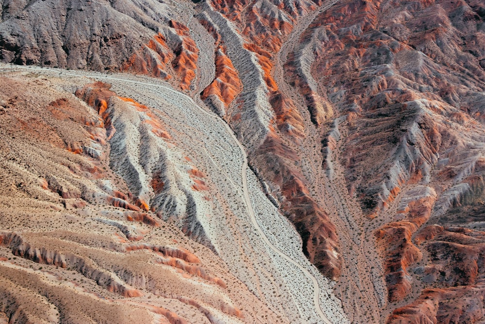 Une vue aérienne d’une chaîne de montagnes dans le désert