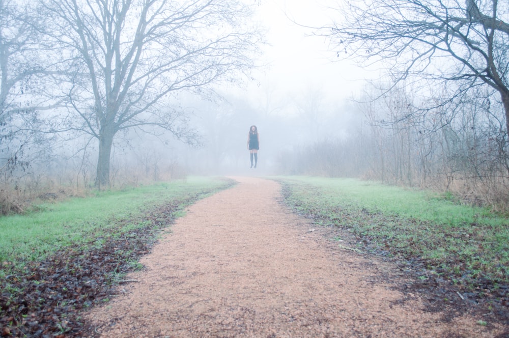 woman standing on focus photography