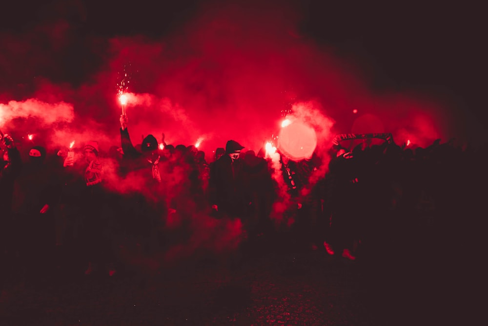 fumées rouges pendant la nuit