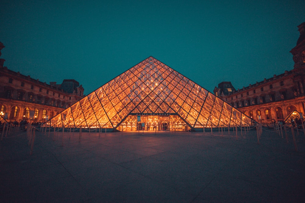 Le musée du Louvre de nuit