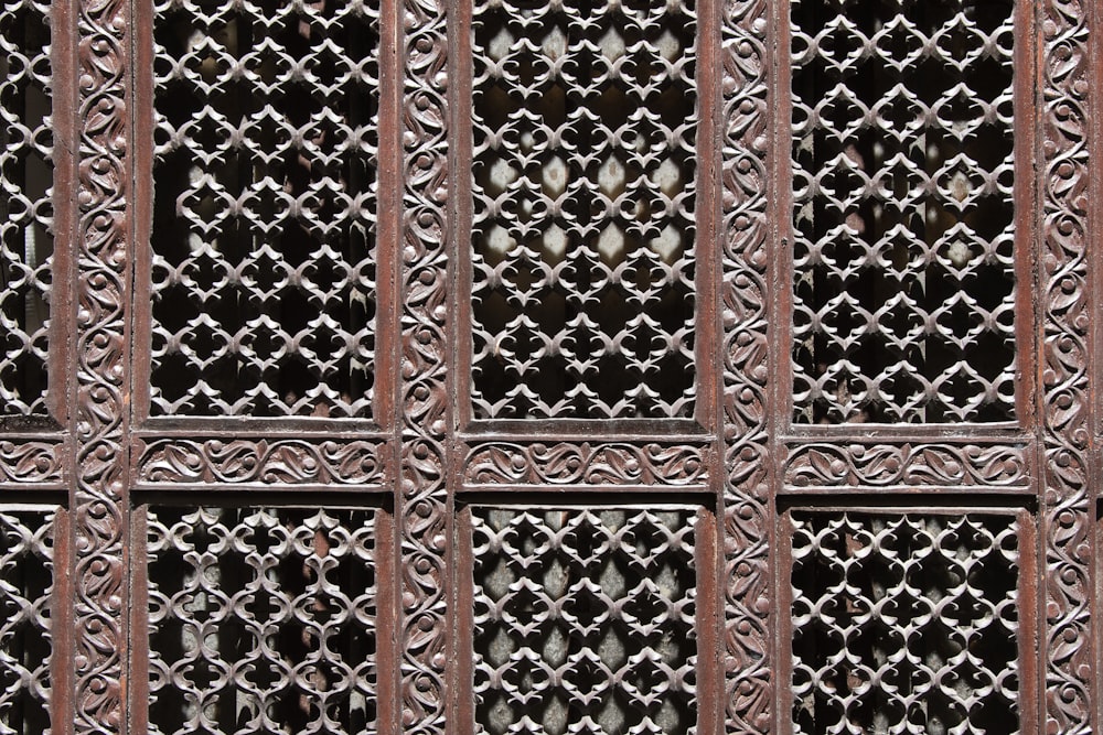 brown and gray mesh wall