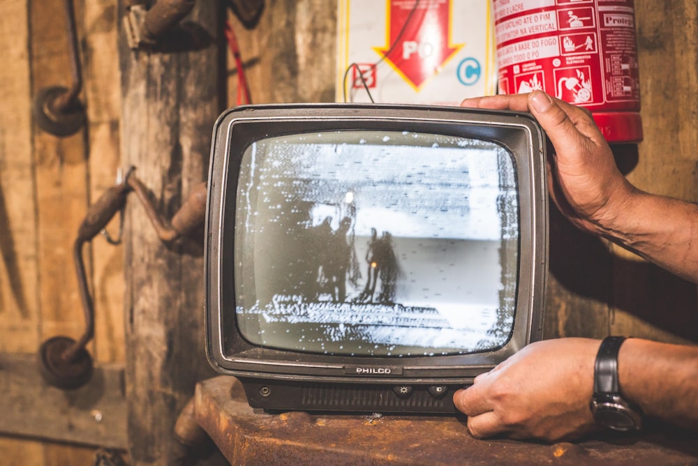 schwarzer CRT-Fernseher