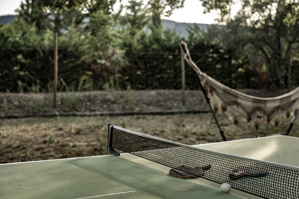 balle de ping-pong près des raquettes sur la table