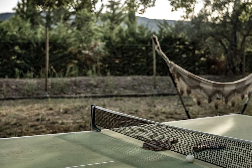 pallina da ping pong vicino alle racchette sul tavolo