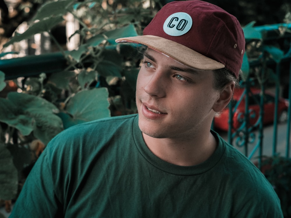 men wearing brown and maroon cap close-up photography