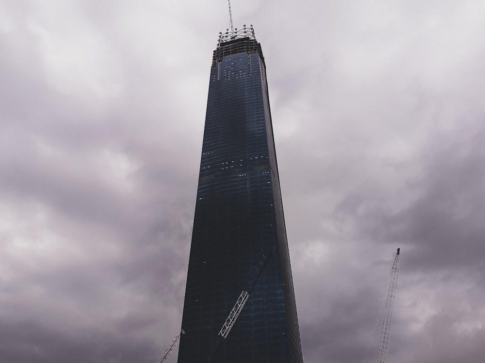 Fotografía en escala de grises de la construcción de cortinas