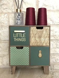 Home organiser Meuble de rangement et equilibre en bois avec décoration moderne verte et dorée