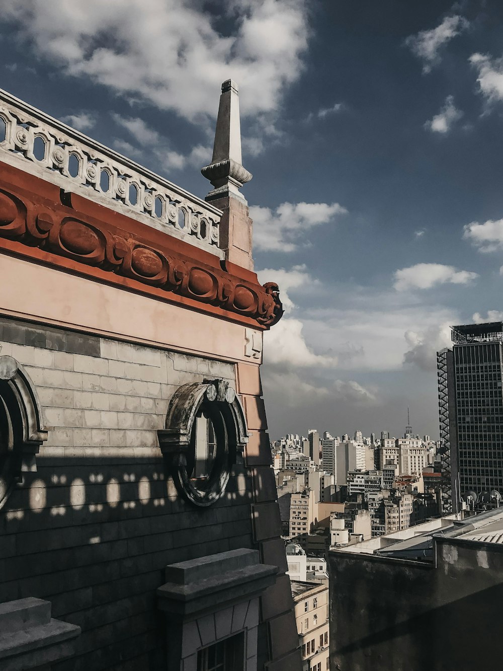 A tall tower with a blue sky photo – Free Brazil Image on Unsplash