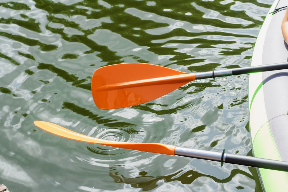 Ein paar Kajaks, die auf einem Gewässer schwimmen