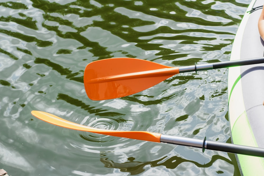 Un paio di kayak galleggianti in cima a uno specchio d'acqua