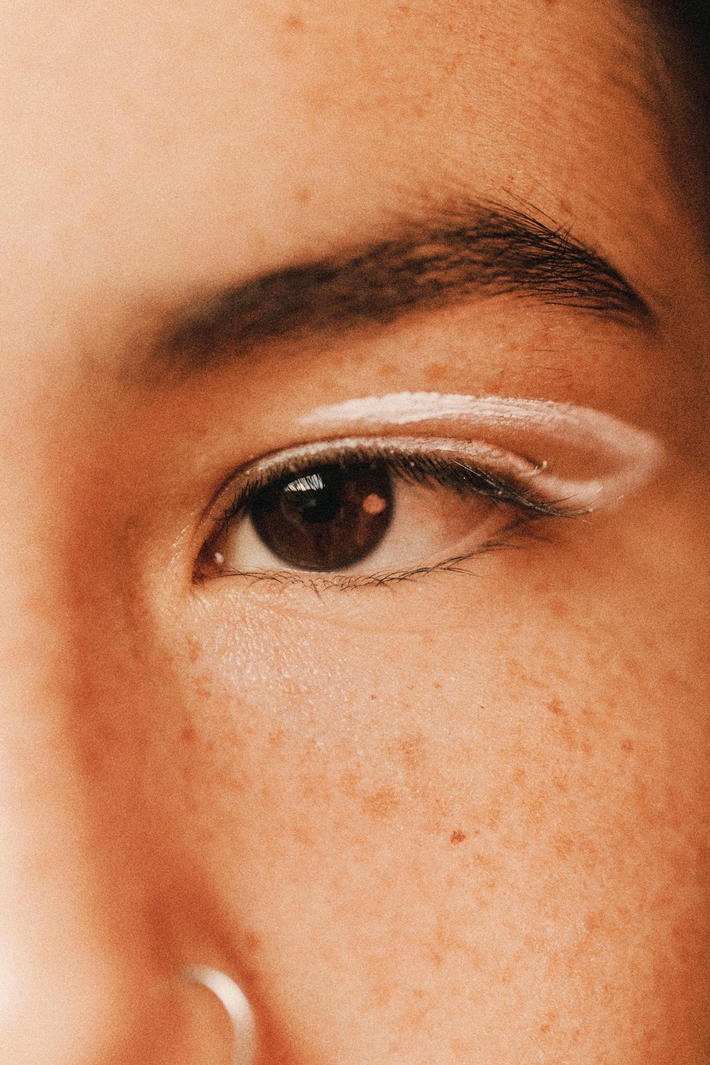 l'occhio sinistro della persona