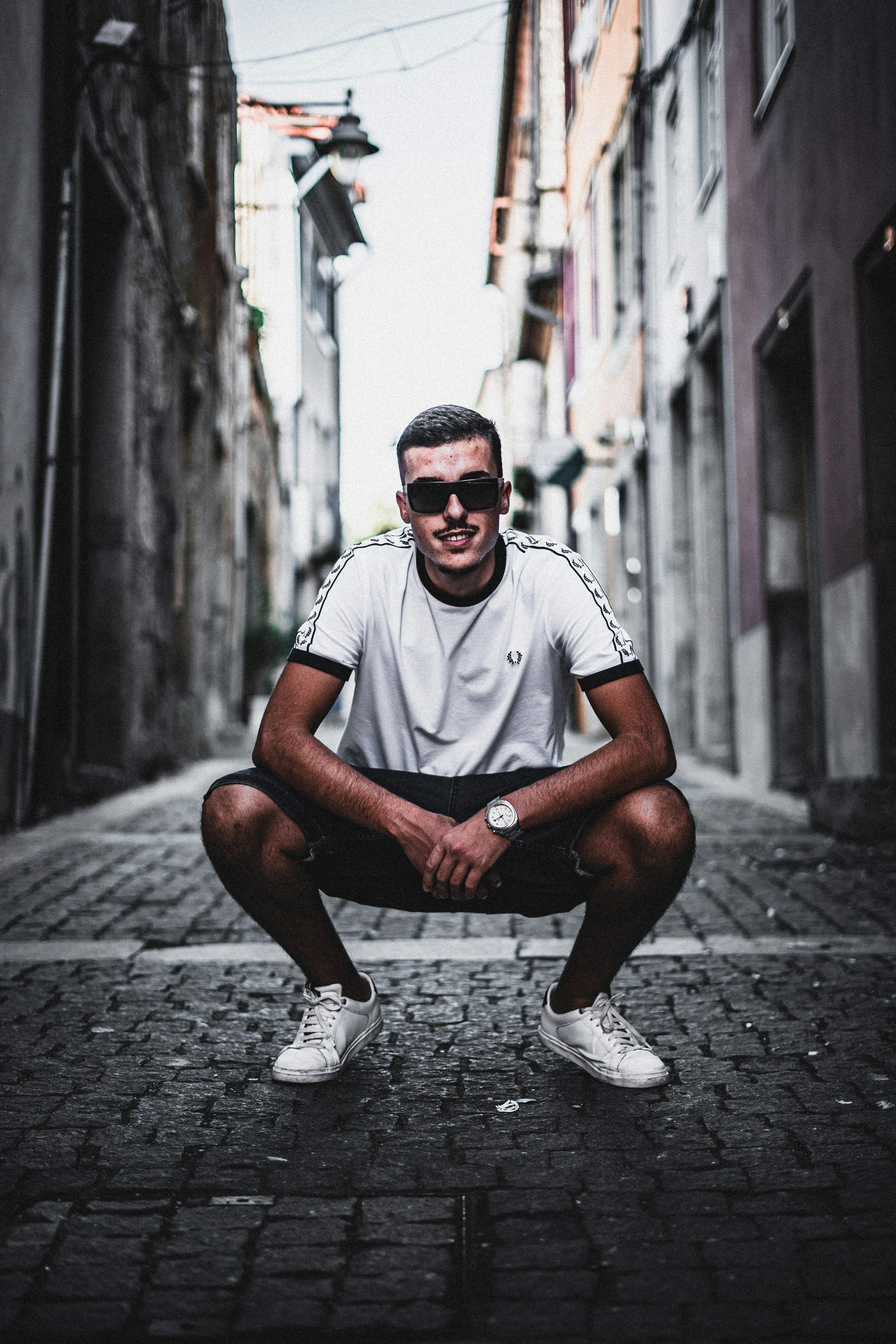 しゃがむ男の写真 Unsplashの無料歩道写真