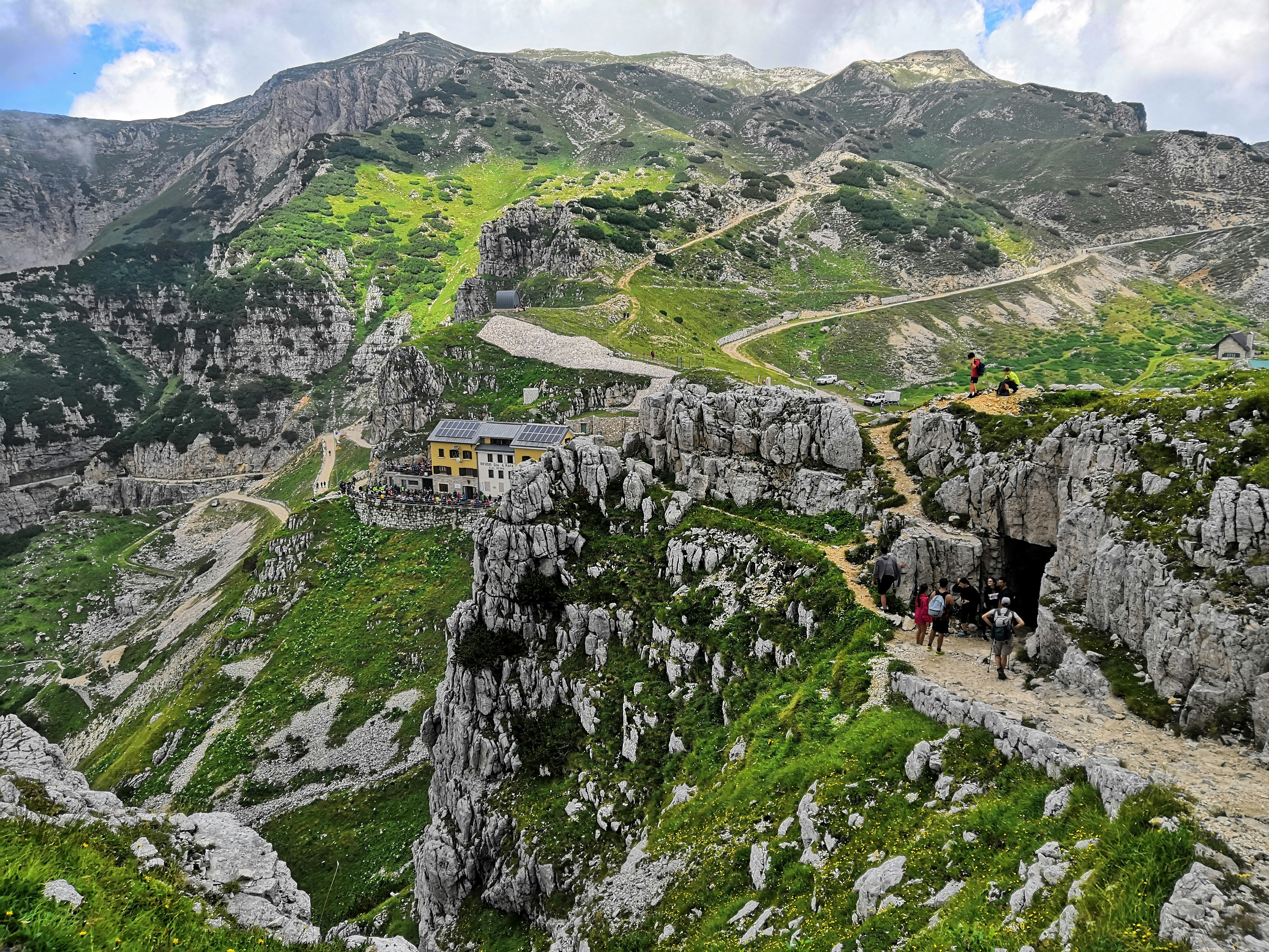 Gruppe von Menschen, die in der Nähe der Steinhöhle stehen