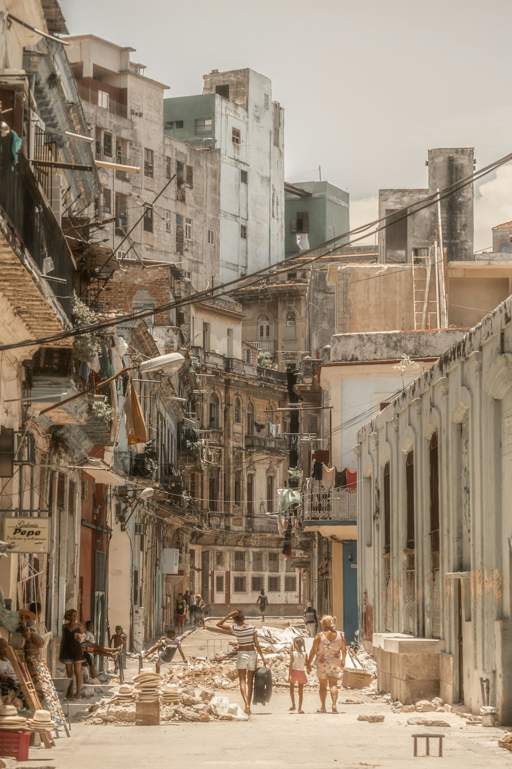 Personas que caminan cerca de edificios