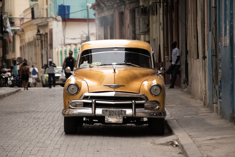 Voiture jaune classique sur la ruelle