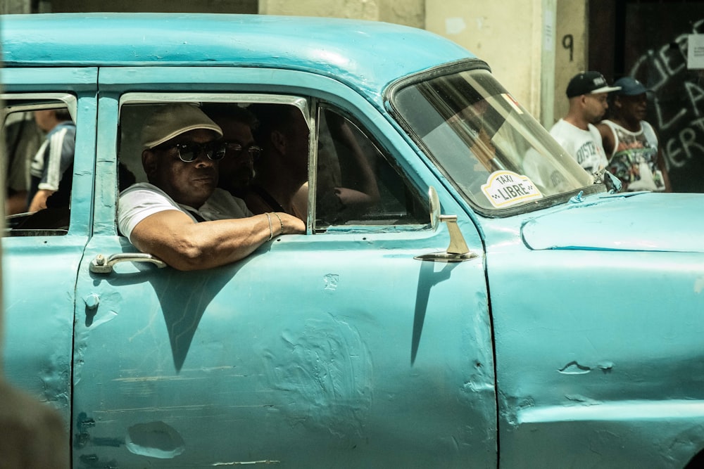 Pessoa desconhecida andando em carro azul