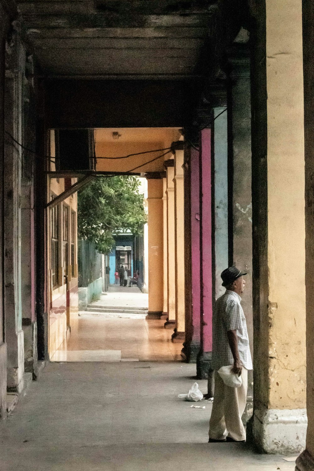 homme debout à côté du mur