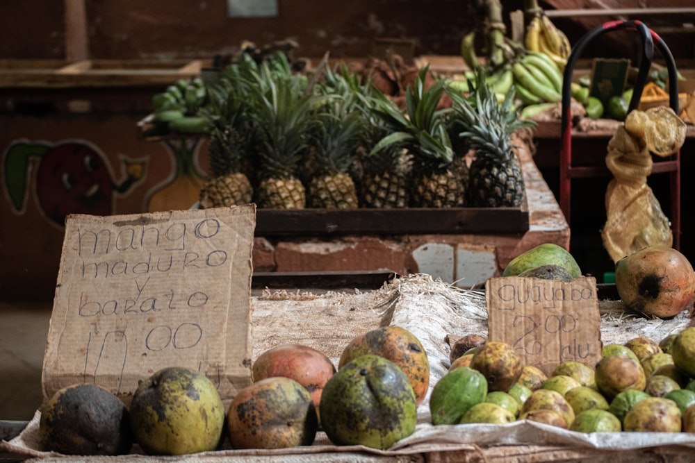 Fruits assortis en exposition avec prix