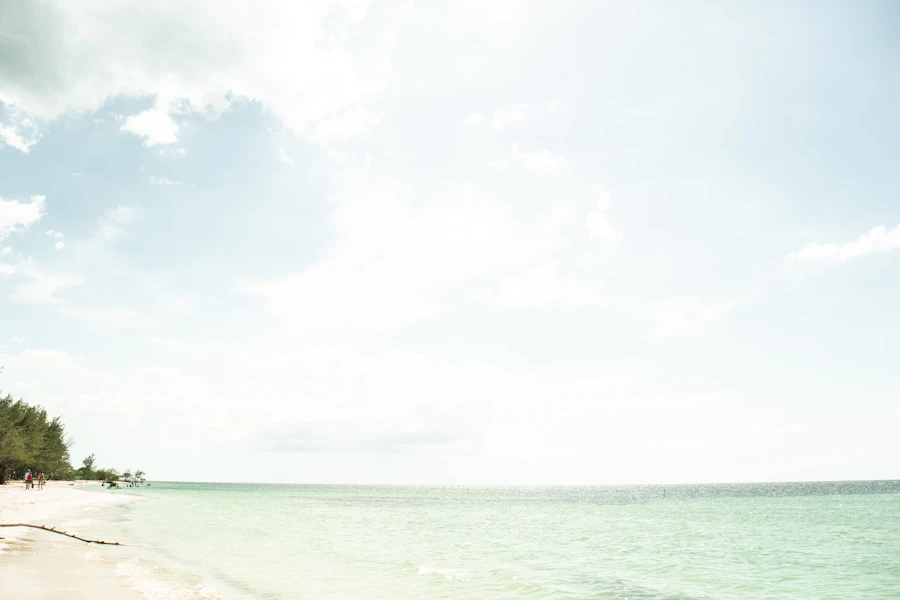 Plage turquoise des Cayos cubains — eau cristalline et sable blanc