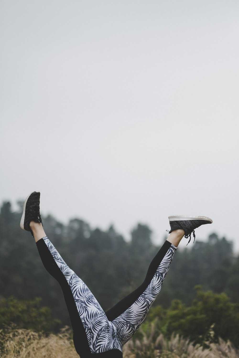 women's black and white leggings