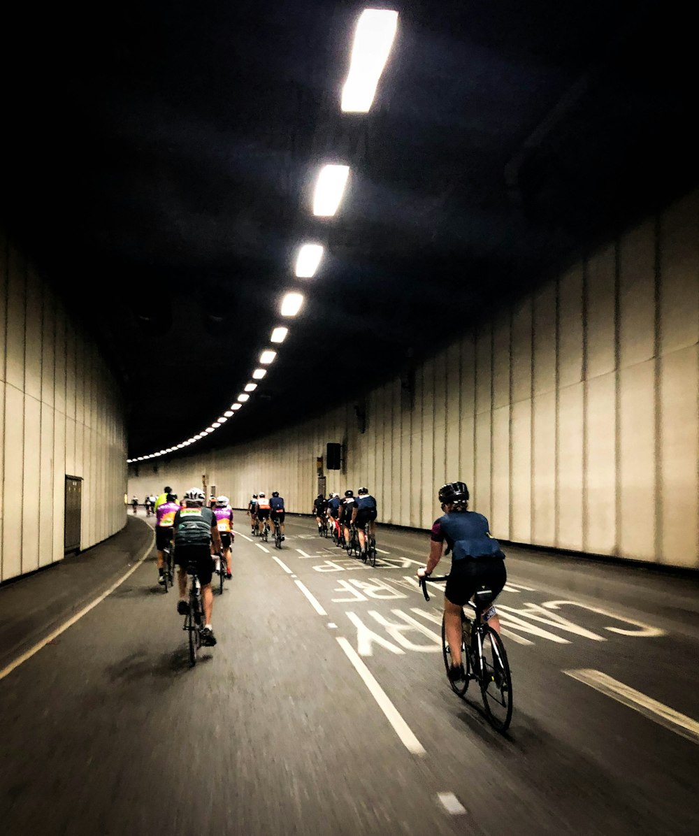 道路を自転車で走る人々