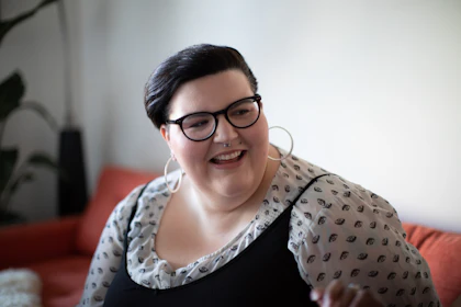 Modelo plus size sorrindo