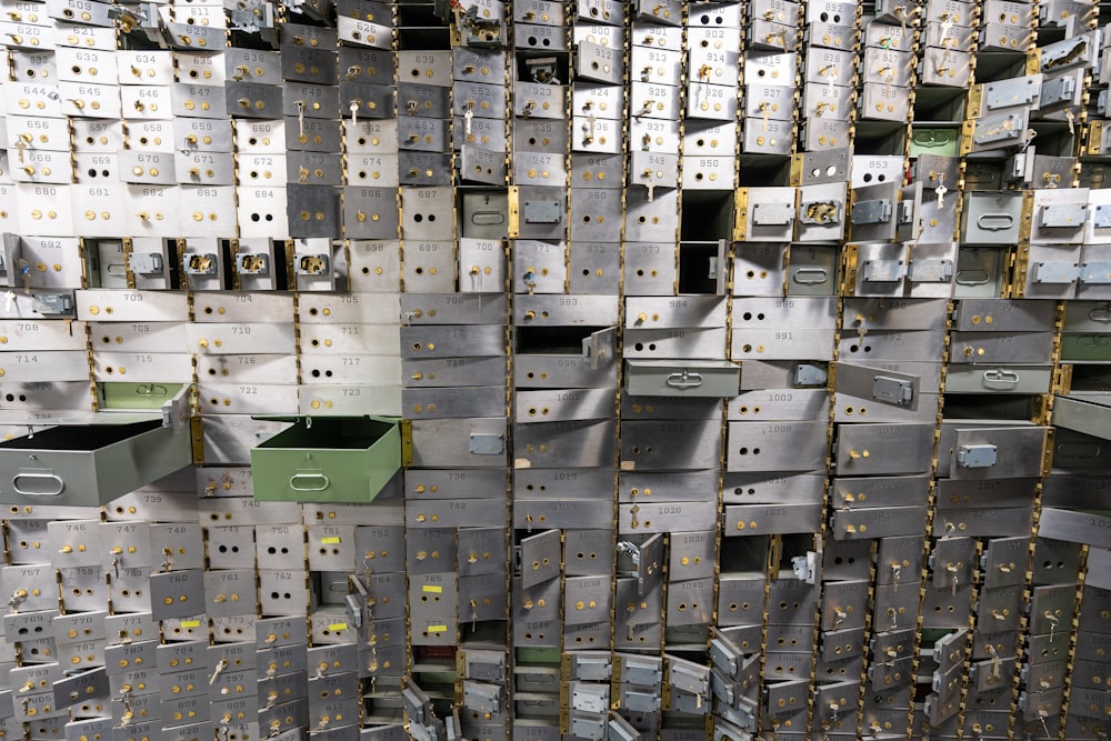 um monte de caixas de metal empilhadas umas sobre as outras