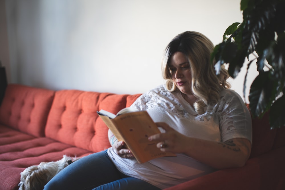 libro di lettura della donna