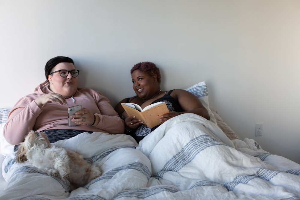 Fotografía de primer plano de dos personas en la cama
