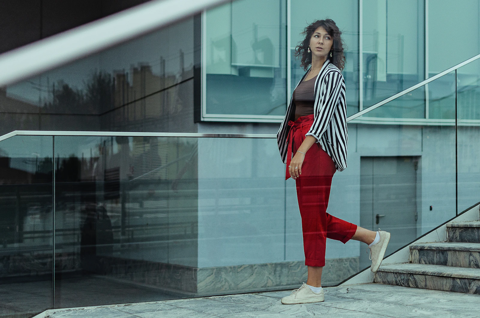 Camisa bordô: a alternativa de cor ao branco e ao preto