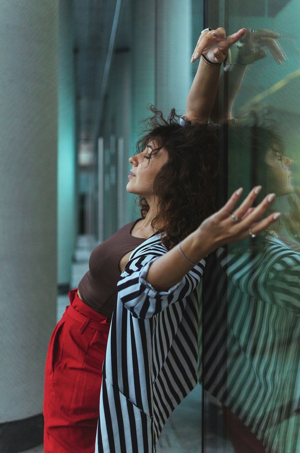 Mujer apoyada contra la pared