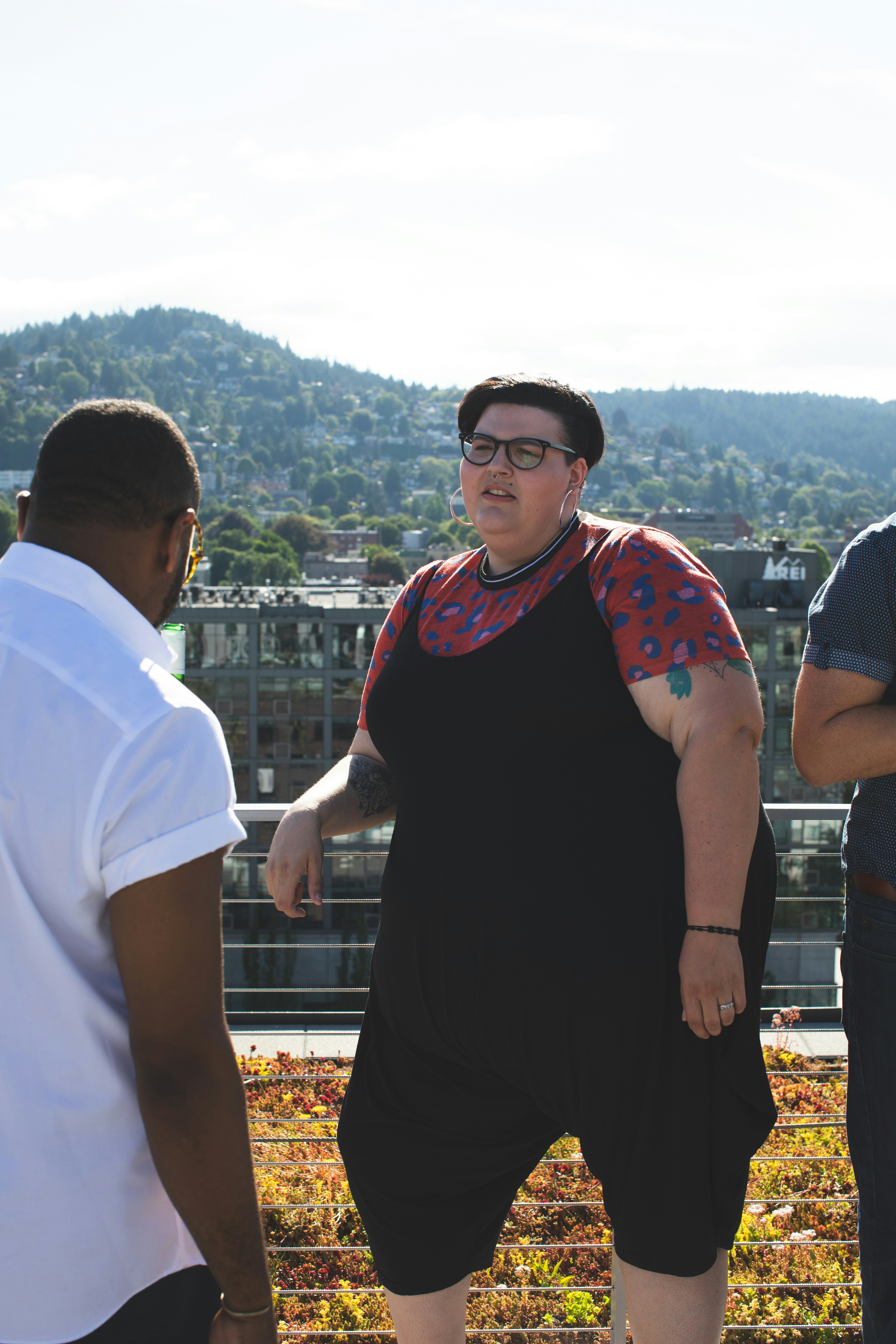 Persona con camisa roja y mono negro