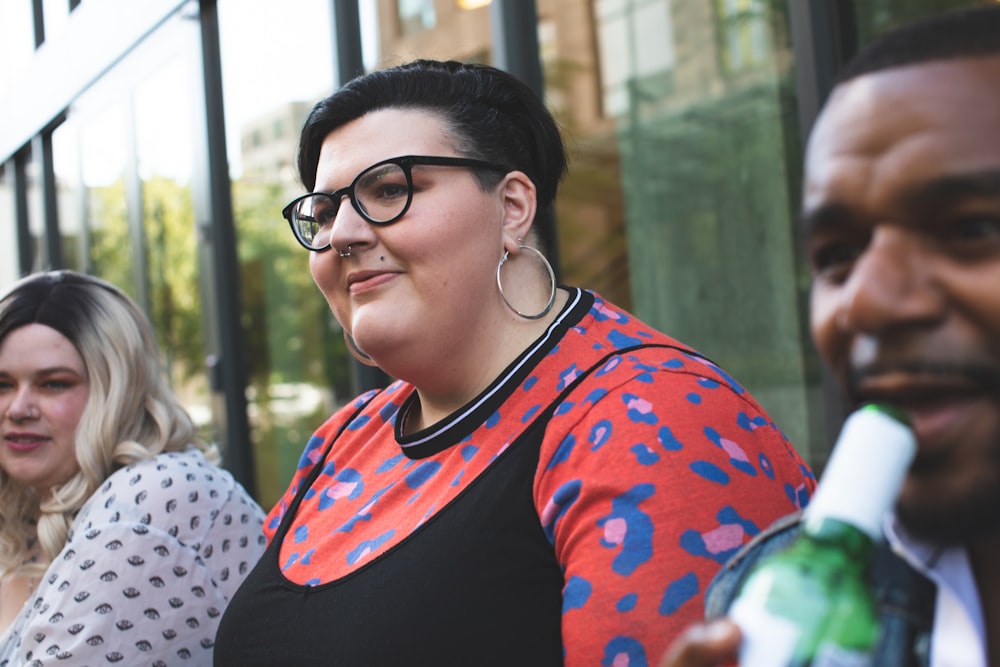 woman wearing multicolored shirt