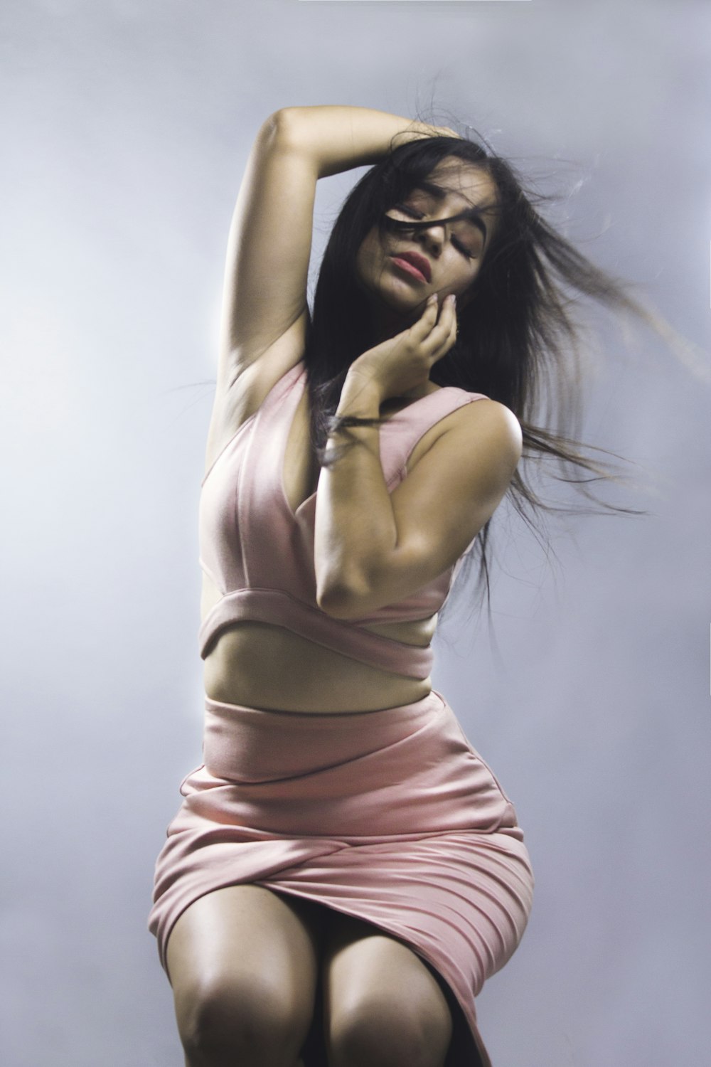 Foto Crop top y falda rosa sin mangas de mujer – Imagen Gris gratis en  Unsplash