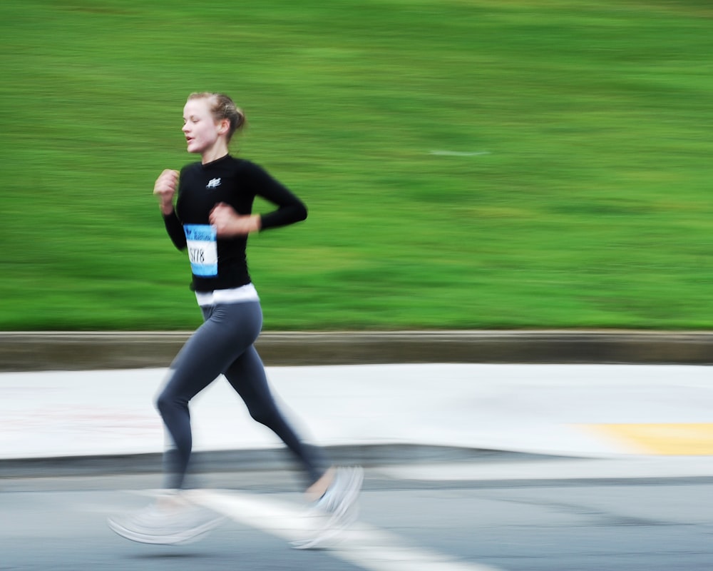 chica corriendo al aire libre durante el día