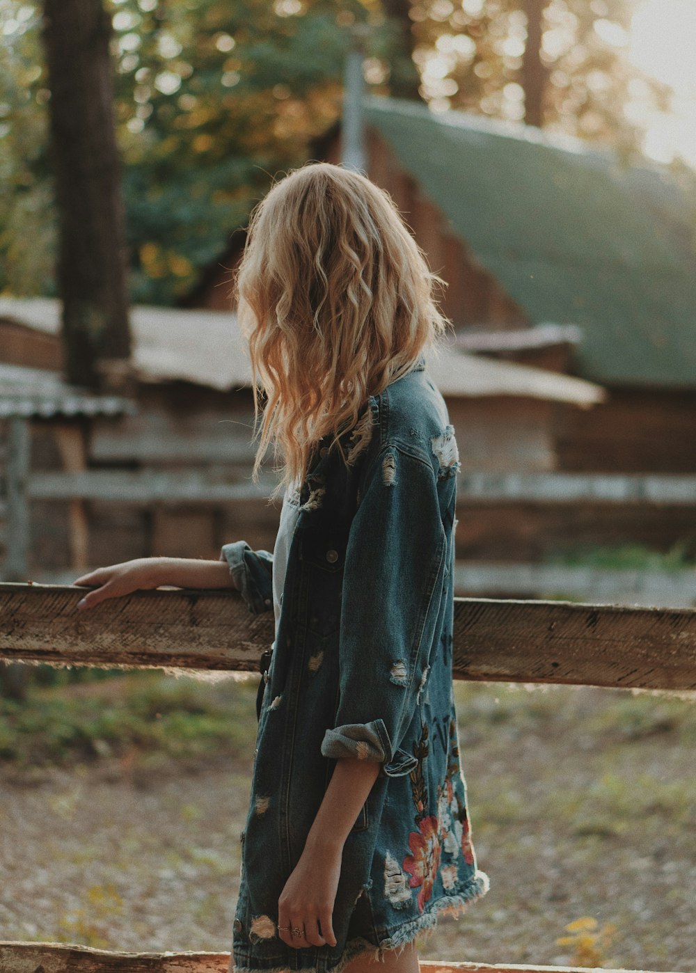 Foto Mulher com os olhos fechados em pé ao ar livre – Imagem de Líbia  grátis no Unsplash