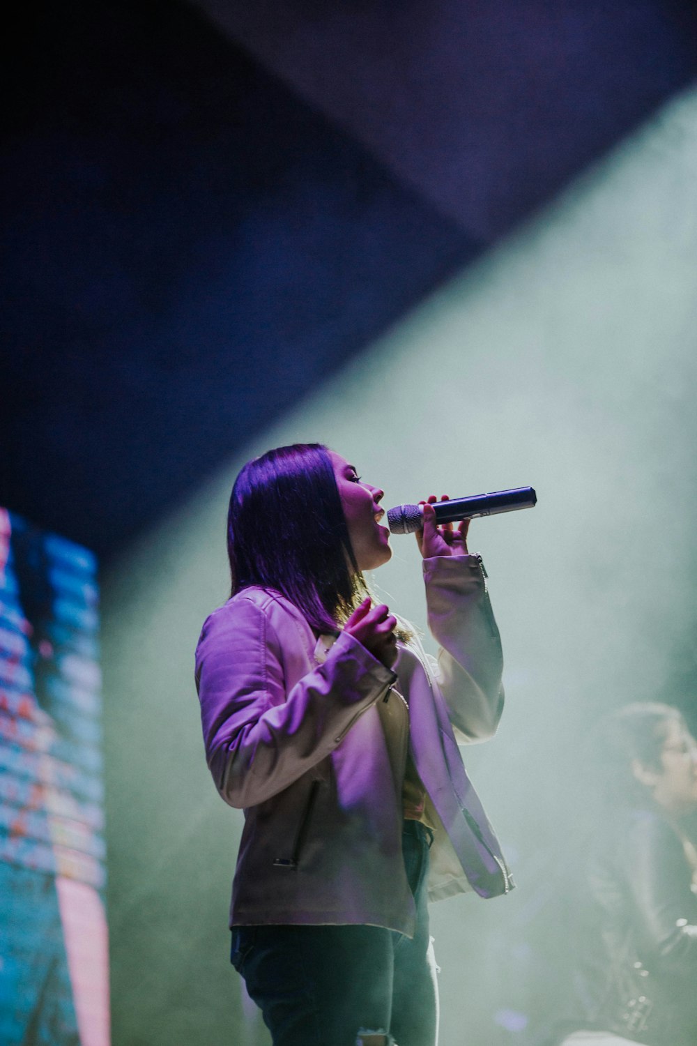 girl holding microphone close-up photography