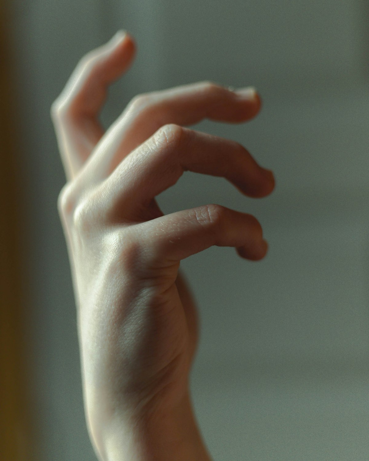 Eine Hand im weichen Licht – Symbol für Pause, Atmen und bewusste Entscheidung statt Impuls