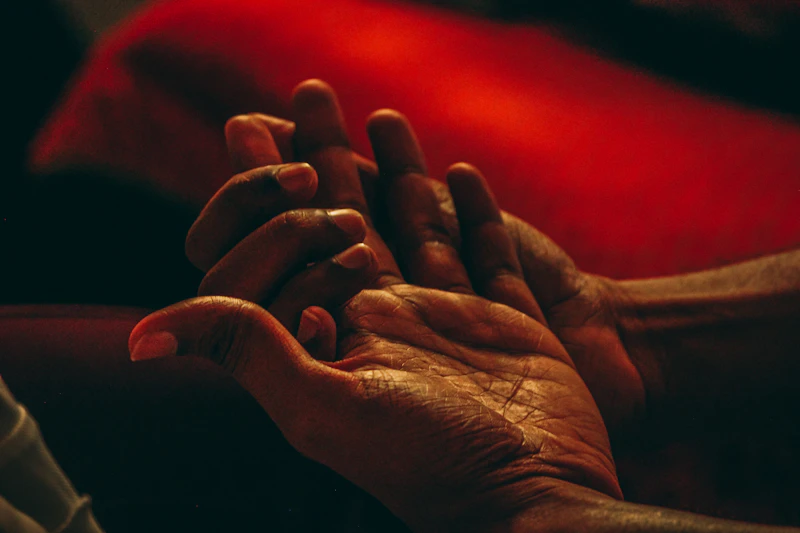 两只男士手，展现连接