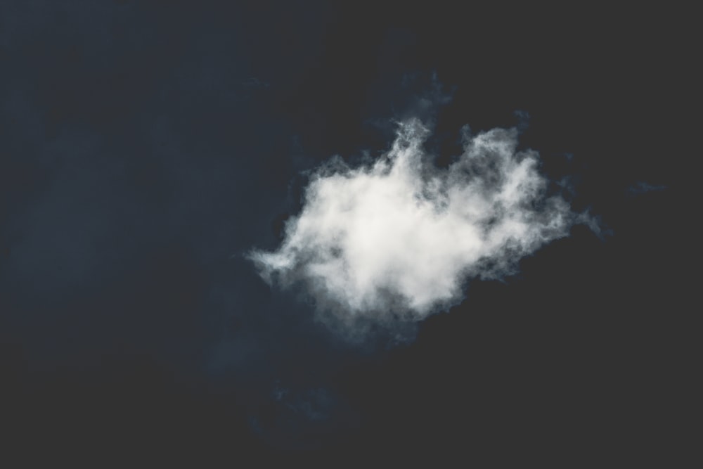 Fotografía de enfoque selectivo de nubes