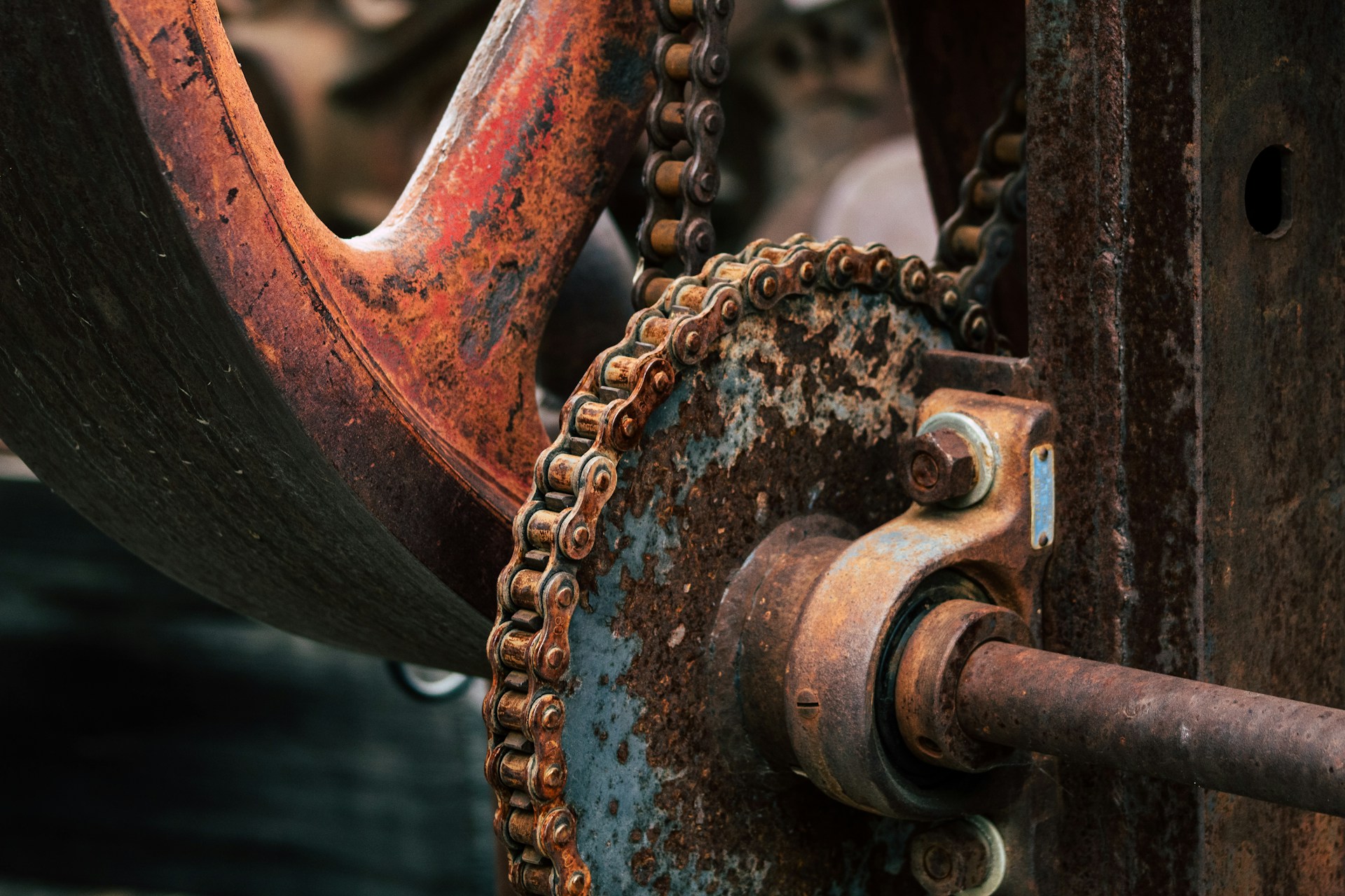 brass-colored chain machine