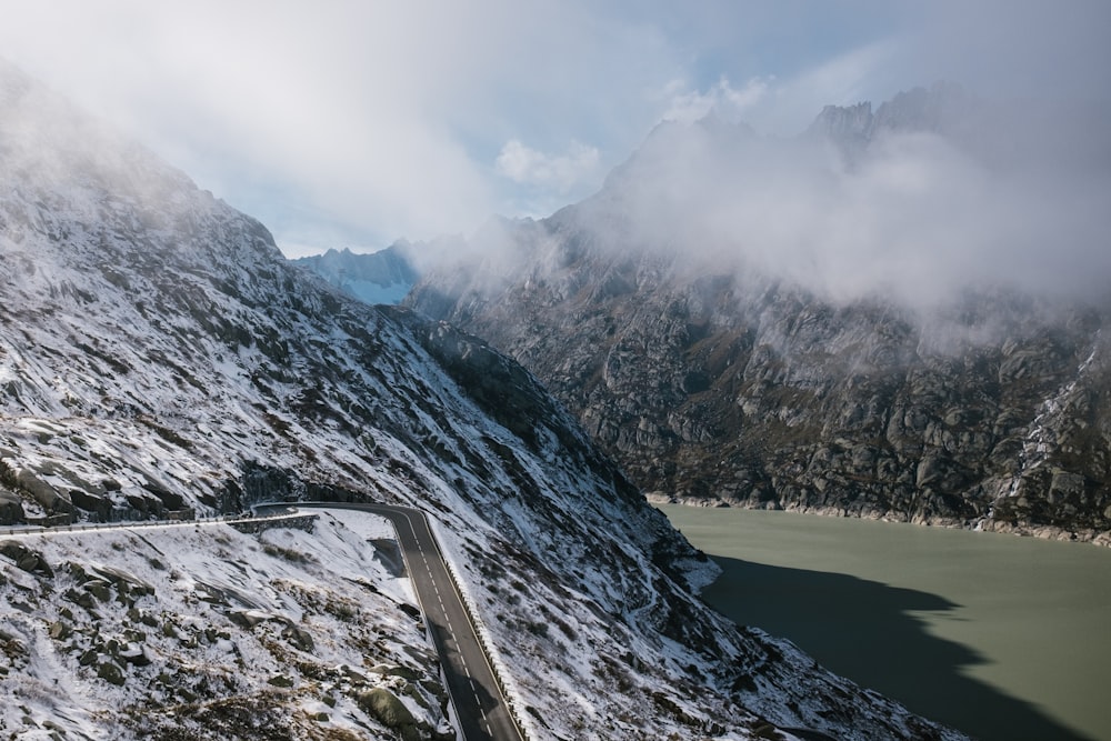 une montagne enneigée traversée par une route