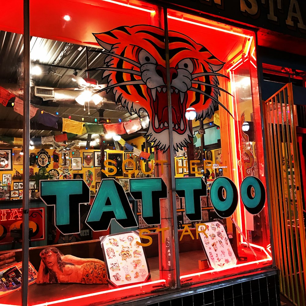 loja de tatuagem à noite