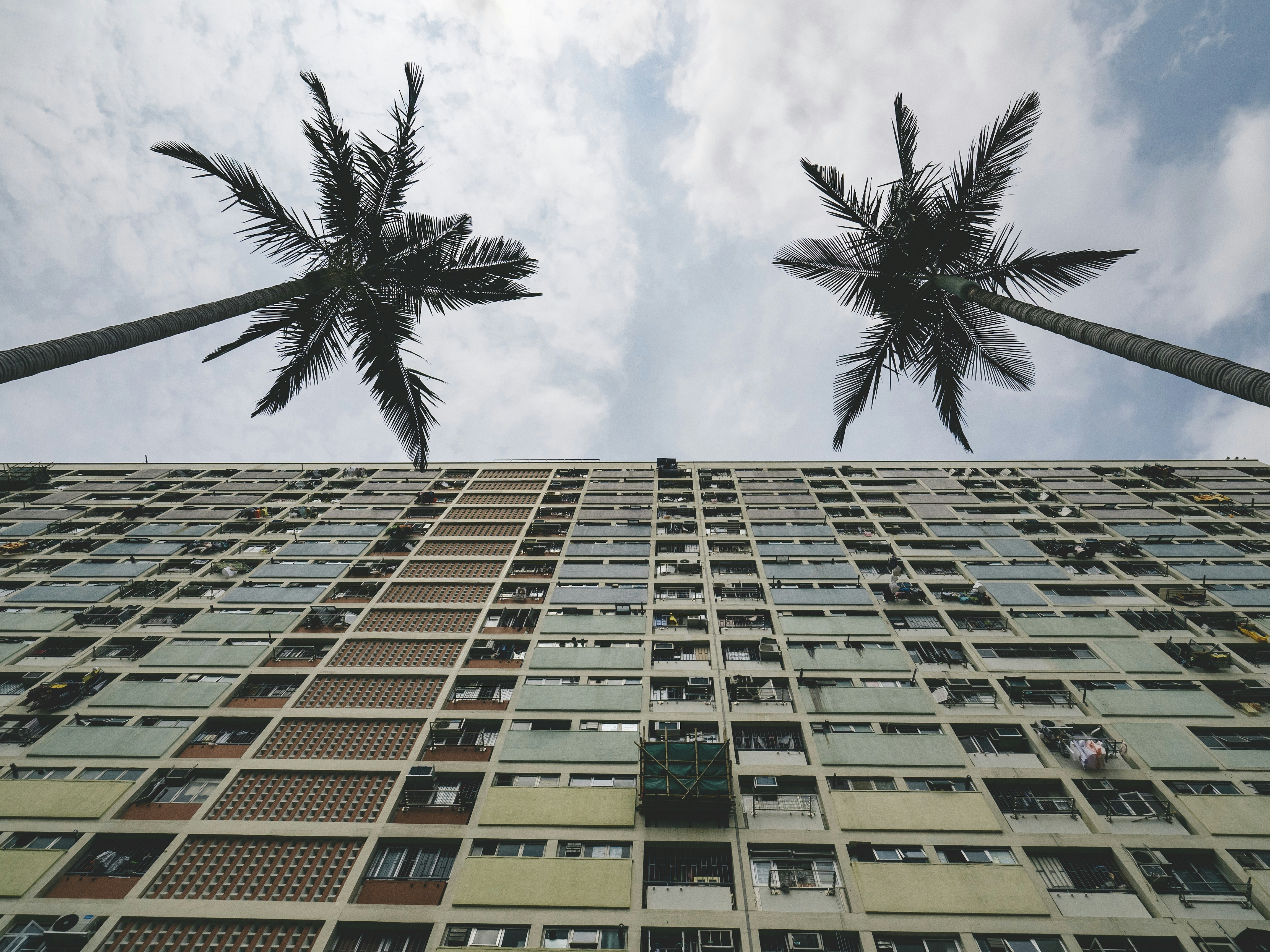 Flachwinkelfoto des Gebäudes