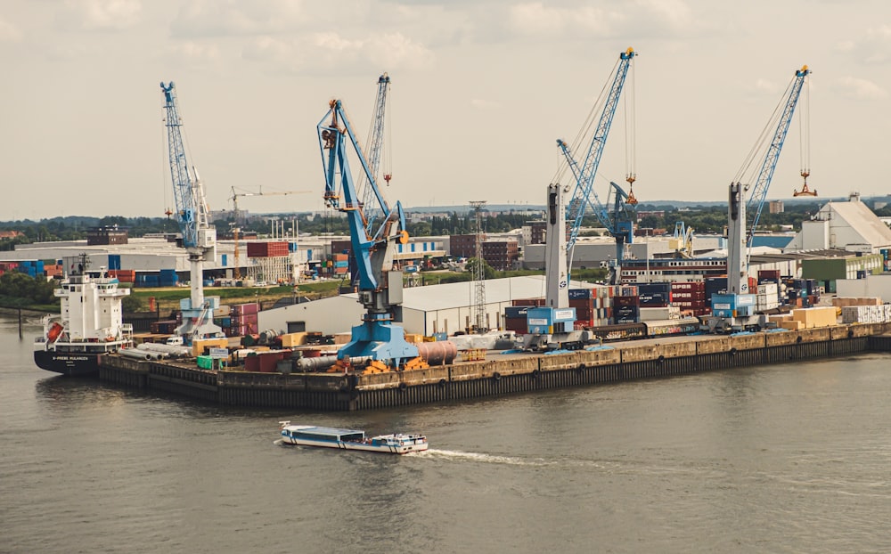 Barco cerca del puerto marítimo