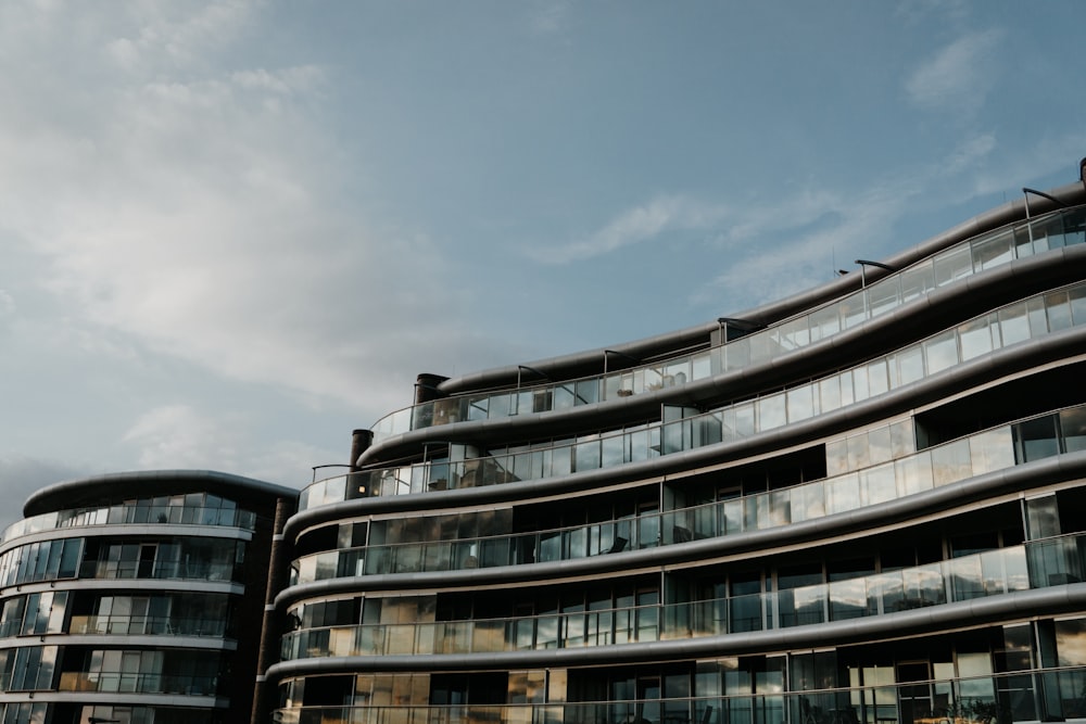 fotografia architettonica di edifici in vetro