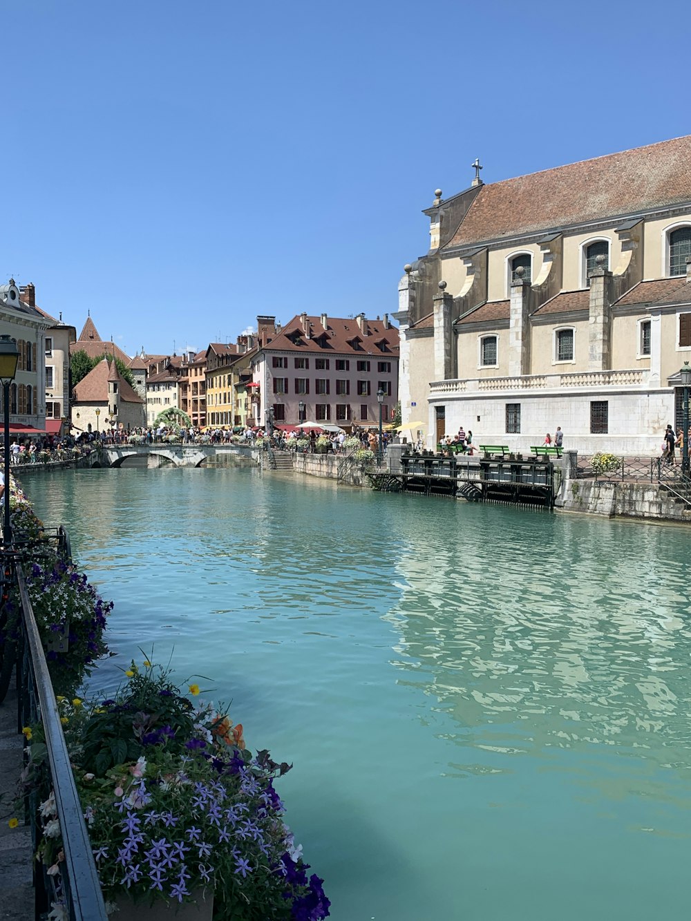 casa bianca e marrone vicino allo specchio d'acqua