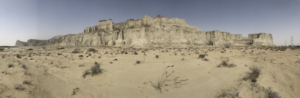 desierto a través de la montaña gris